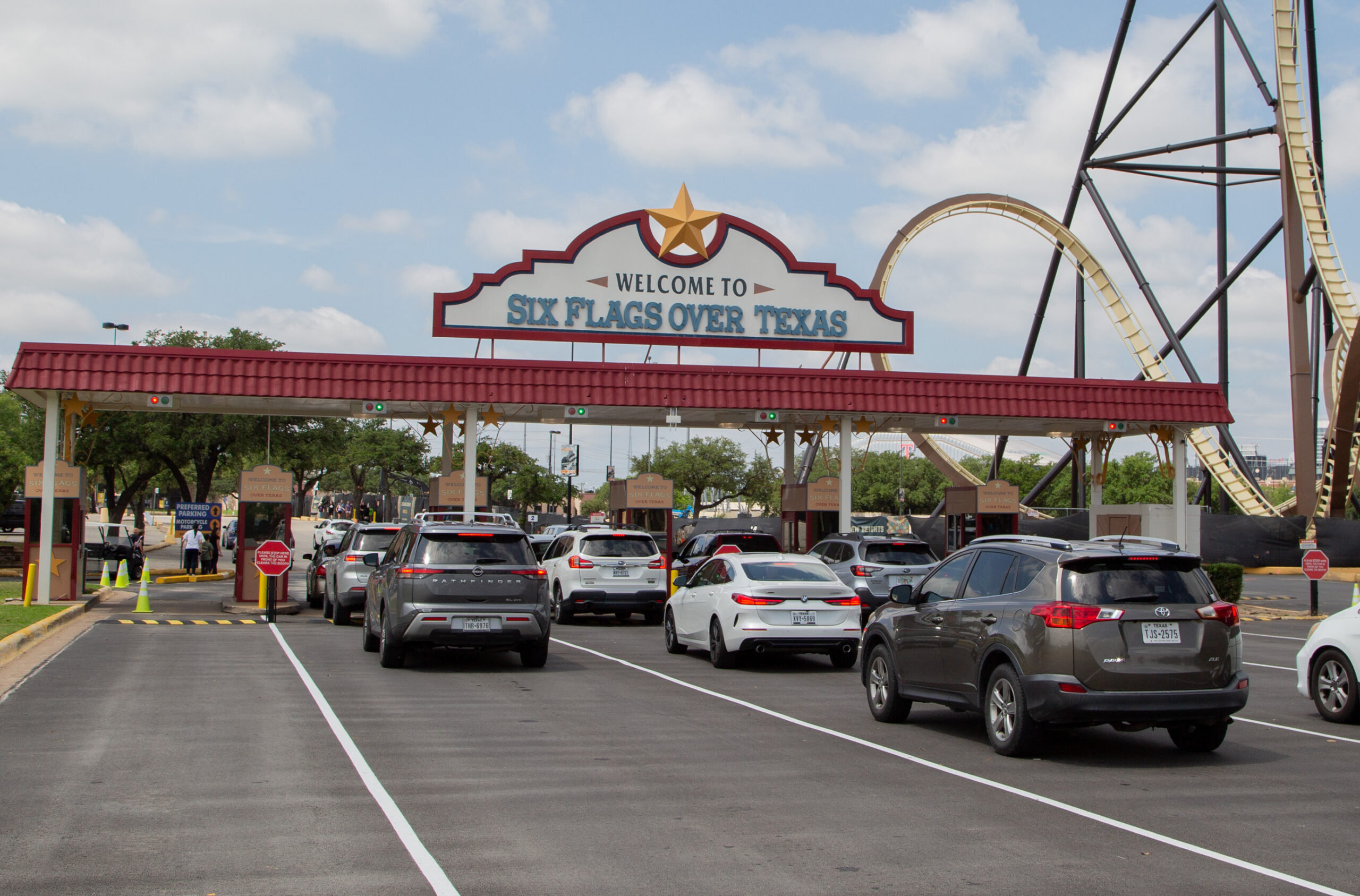Six Flags Over Texas Entrance